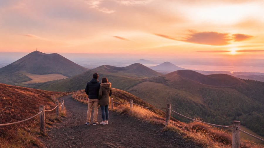 Ambiance romantique inspirée du Puy de Dôme et de la chaîne des Puys au coucher du soleil