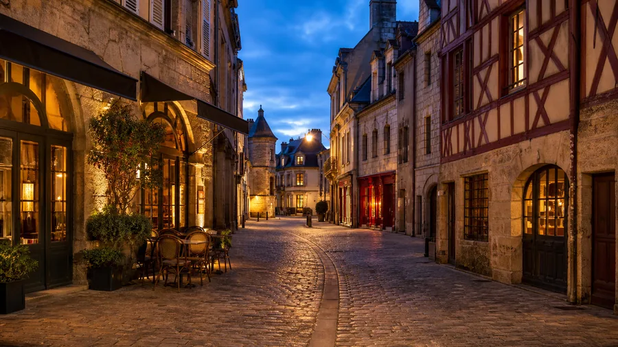 Ambiance romantique inspirée du centre historique de Dijon avec ruelles pavées et lumière de soirée