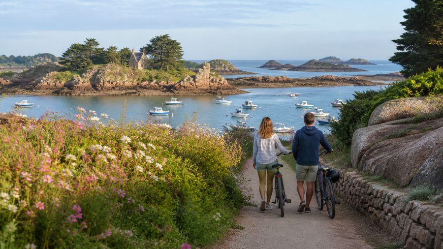 Ambiance romantique inspirée de l'île de Bréhat entre fleurs et rochers roses