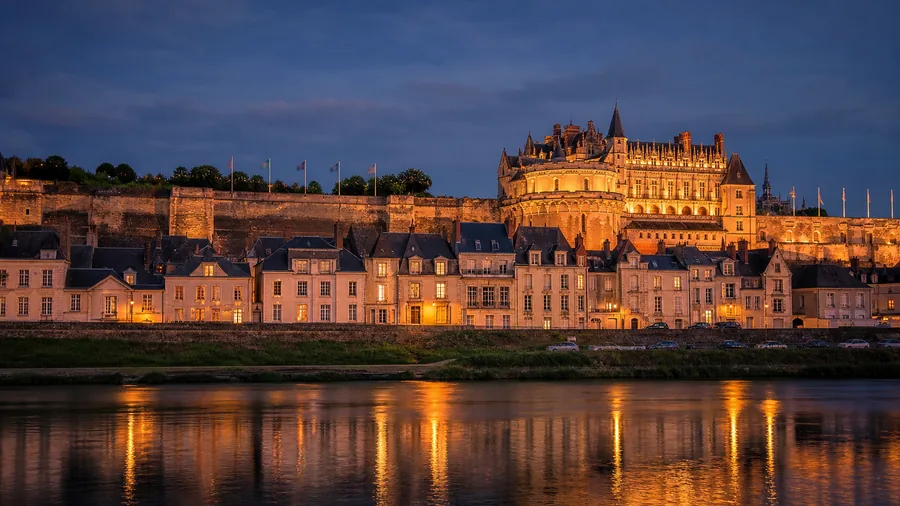Ambiance romantique inspirée d'Amboise avec Loire, château illuminé et maisons anciennes au bord du fleuve