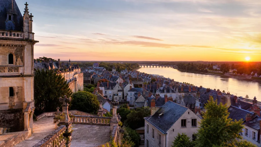 Ambiance romantique inspirée de Blois avec Loire, toits anciens, escalier monumental et coucher de soleil