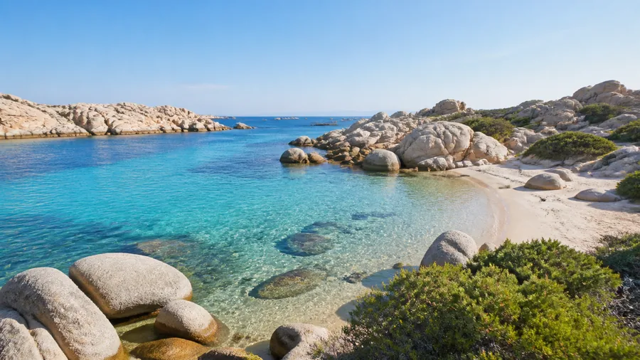 Ambiance romantique inspirée des îles Lavezzi avec criques turquoise, rochers clairs et petite plage sauvage