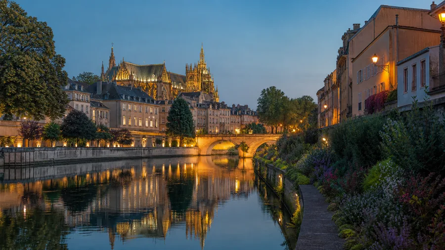 Ambiance romantique inspirée de Metz avec Moselle, pont ancien, cathédrale dorée et jardins en soirée