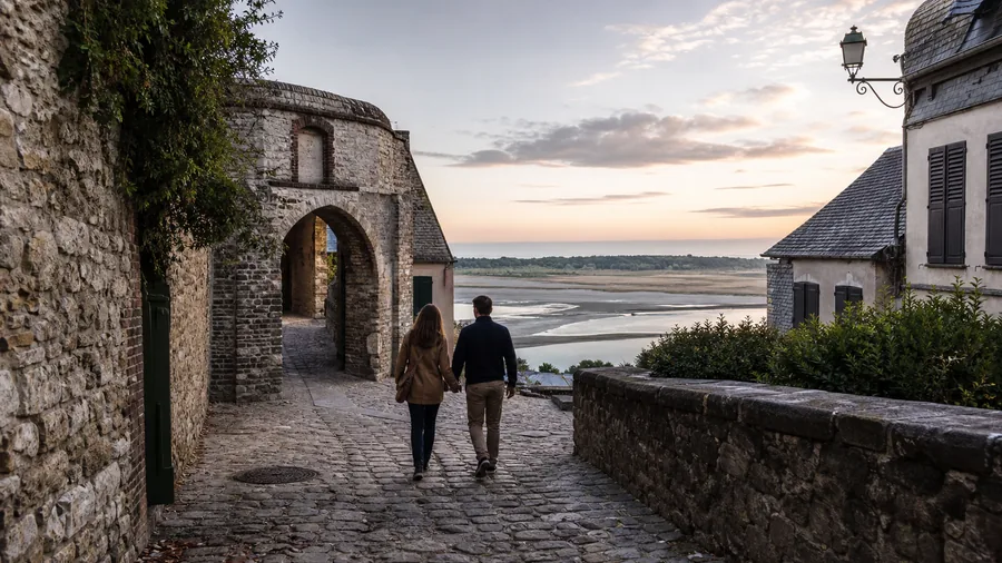 Ambiance romantique inspirée de Saint-Valery-sur-Somme avec ruelle médiévale, remparts et vue sur la baie