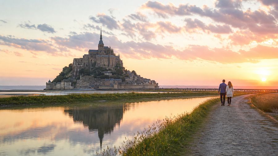 Ambiance romantique inspirée du Mont-Saint-Michel et de sa baie au coucher du soleil