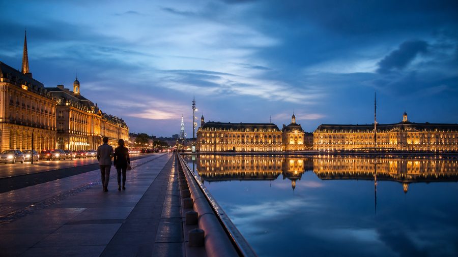 Ambiance romantique inspirée des quais de Bordeaux et du Miroir d'eau à l'heure bleue