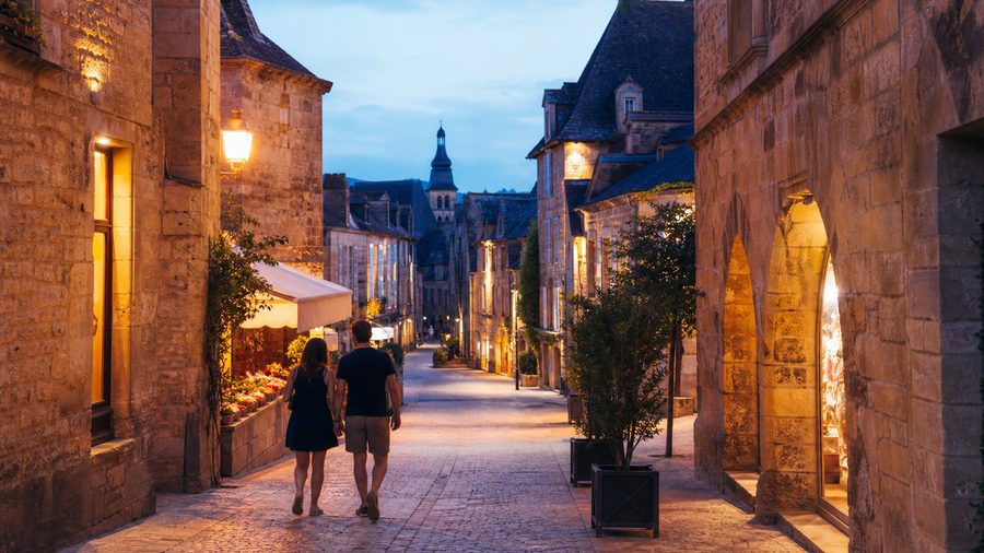 Ambiance romantique inspirée des ruelles médiévales de Sarlat à l'heure bleue