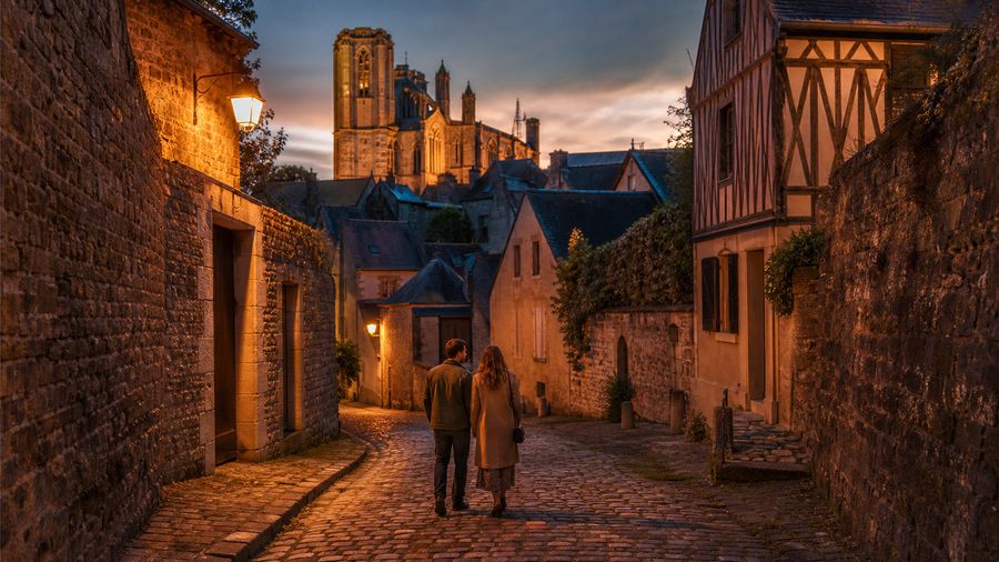 Ambiance romantique inspirée du Mans avec Cité Plantagenêt, ruelles pavées et cathédrale