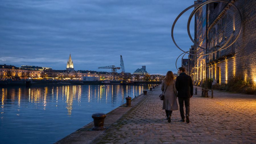 Ambiance romantique inspirée de Nantes au bord de la Loire et de l'Île de Nantes à l'heure bleue