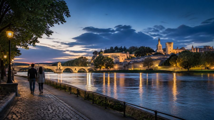 Ambiance romantique inspirée d'Avignon entre palais, pont et lumière du Rhône