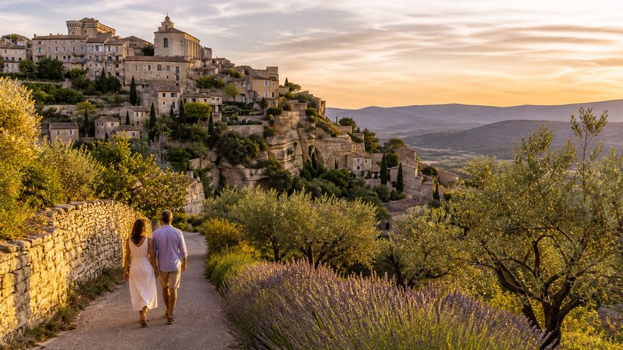 Ambiance romantique inspirée de Gordes et du Luberon avec pierres blondes, oliviers et lavande