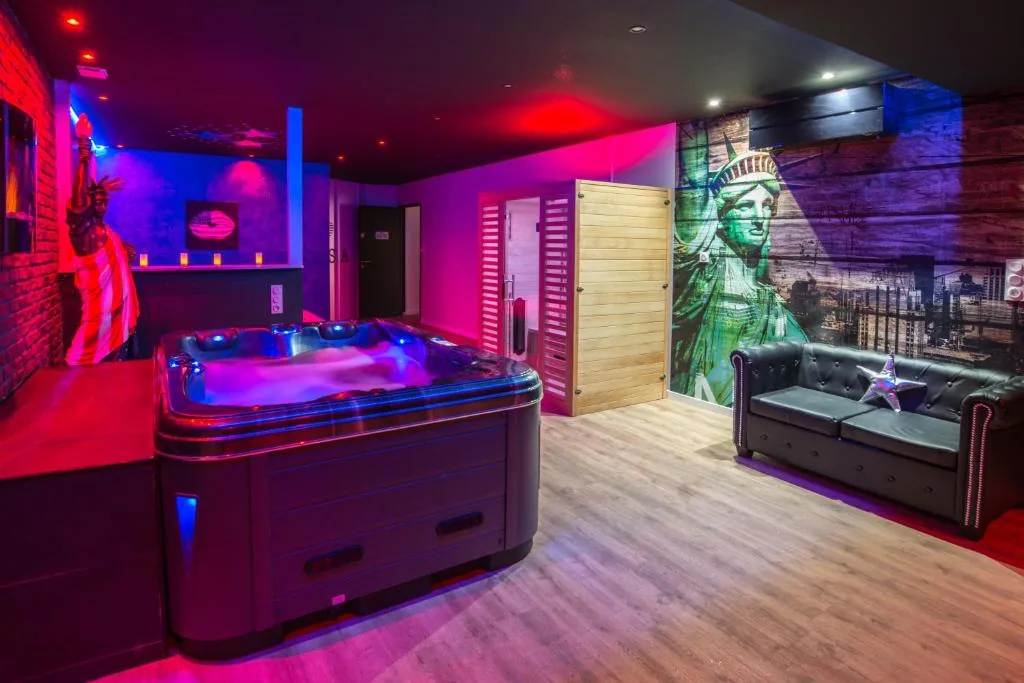 American spa motel, loveroom avec spa ou sauna en Bourgogne-Franche-Comté