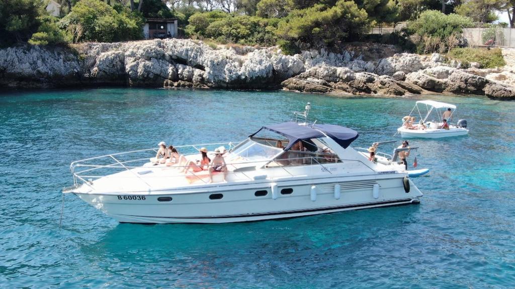 Bateau avec jacuzzi privé à Mandelieu-la-Napoule