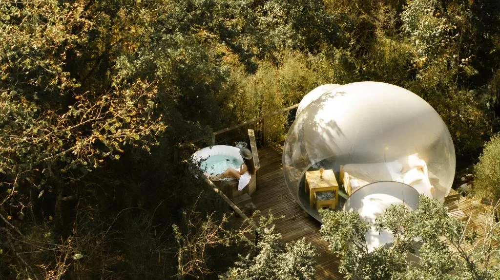 Bulle transparente - Domaine Les Géorennes avec spa ou jacuzzi, Champfromier, Ain