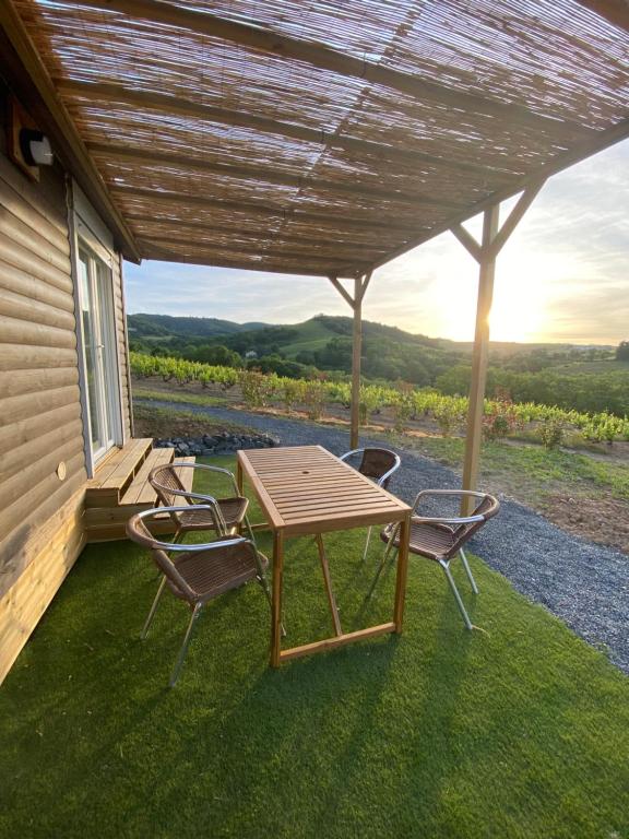 Gîte insolite Cadoles du Domaine de Croifolie dans le Rhône avec terrasse