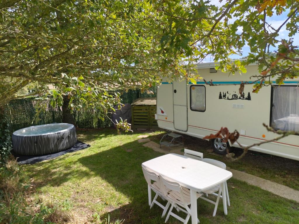 Caravane fixe avec spa privatif en campagne vendéenne