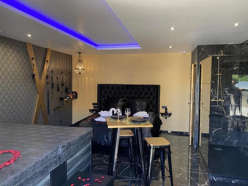 Désirs d'une nuit - Loveroom jacuzzi, loveroom avec espace bien-être en Normandie