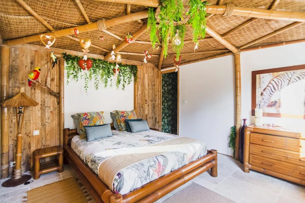 Gîtes Mas des rochers - Case bambou avec spa et piscine avec spa ou jacuzzi, Le Beausset, Var