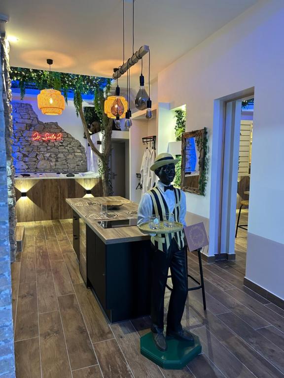 Loveroom Grenoble LA SUITE 2 spa jaccuzzi et sauna en Isère