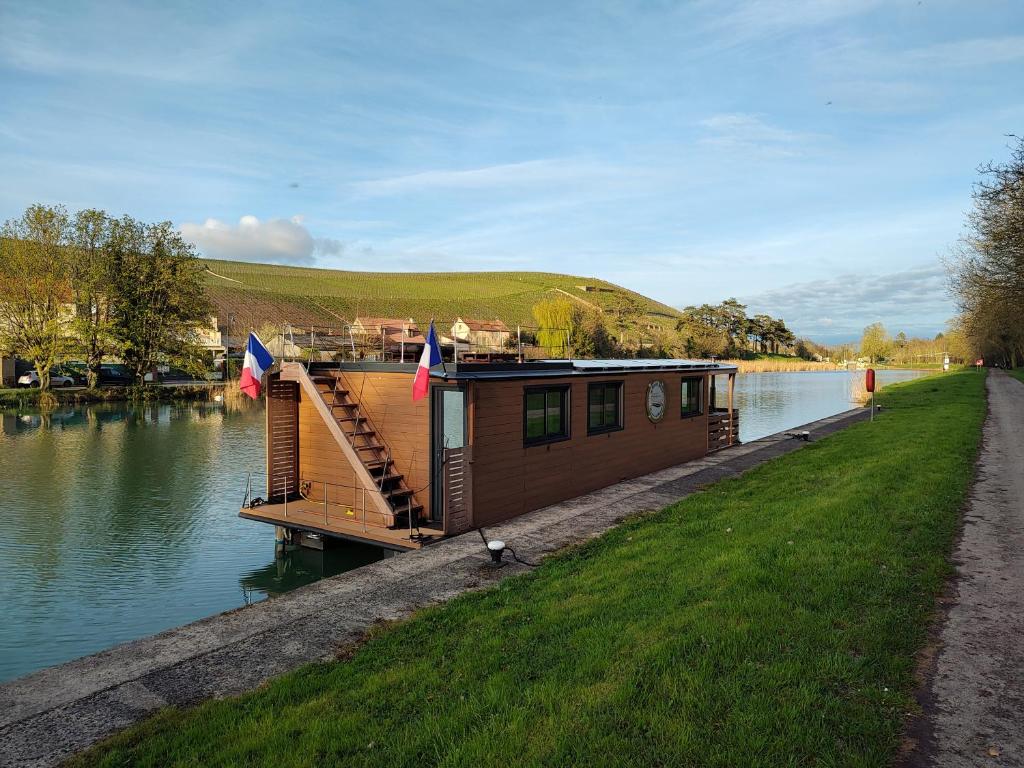 House boat avec spa et bain nordique en Champagne