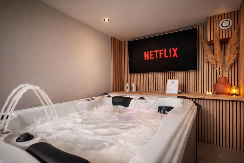 Loveroom L'Amaryllis, suite romantique Jacuzzi et Parking en Haute-Garonne avec terrasse