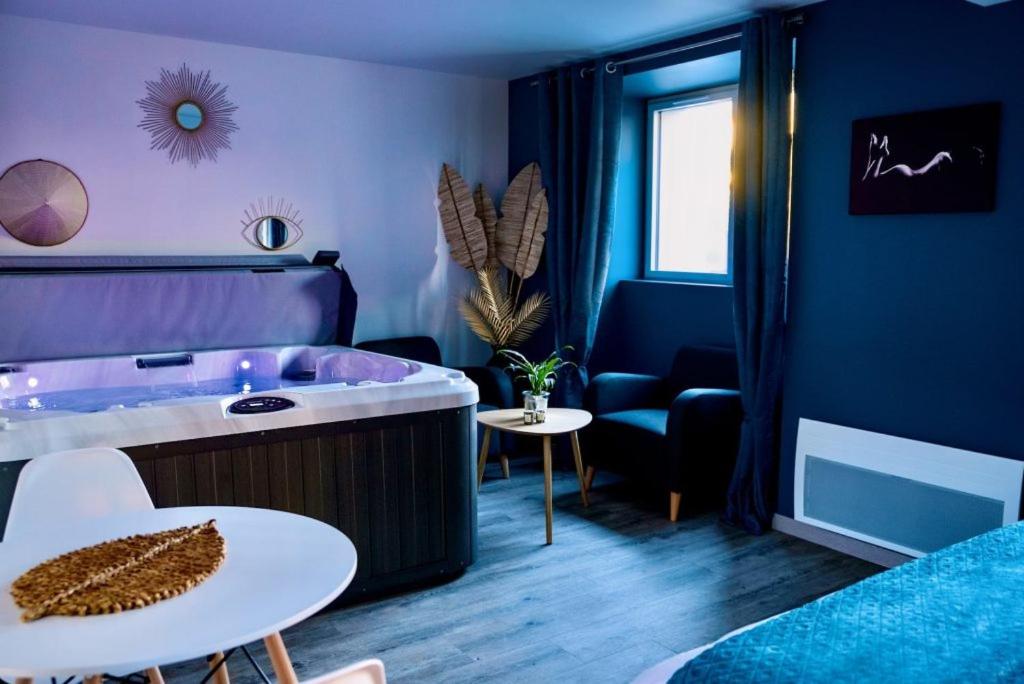 Loveroom L'Evasion chambre LAOS avec Jacuzzi privatif en Loire-Atlantique avec terrasse