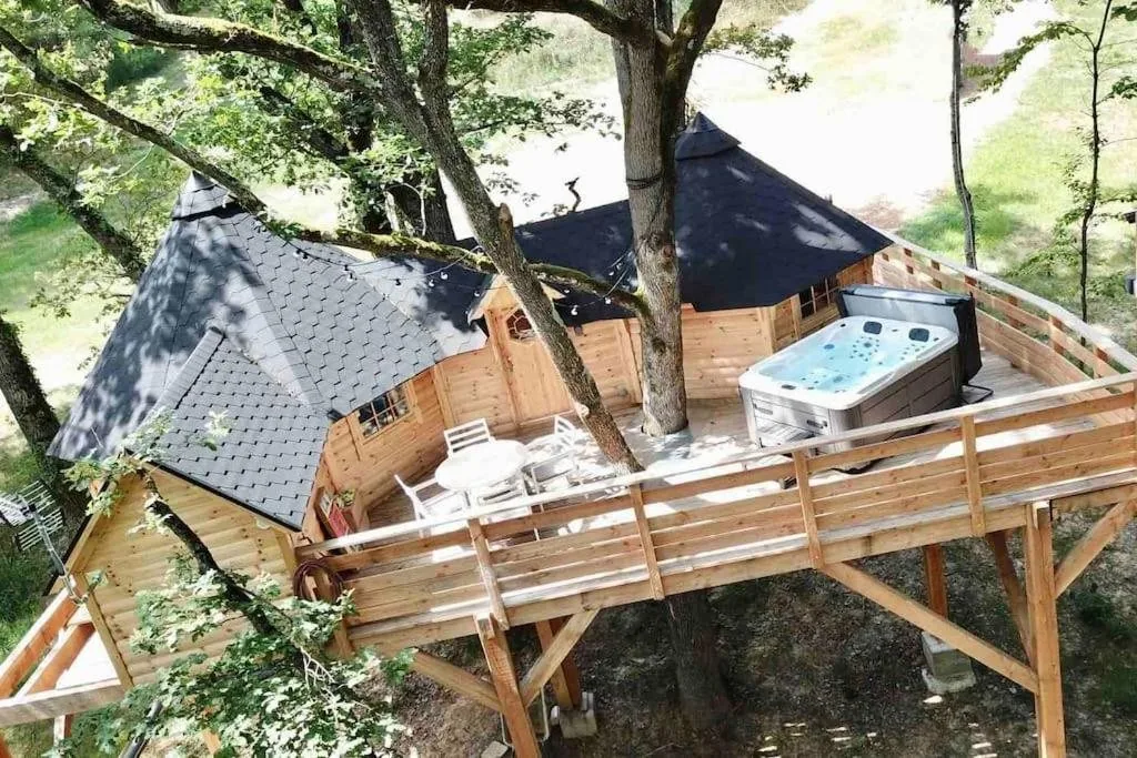 La Cabane perchée de la Mure, cabane dans les arbres avec espace bien-être en Auvergne-Rhône-Alpes