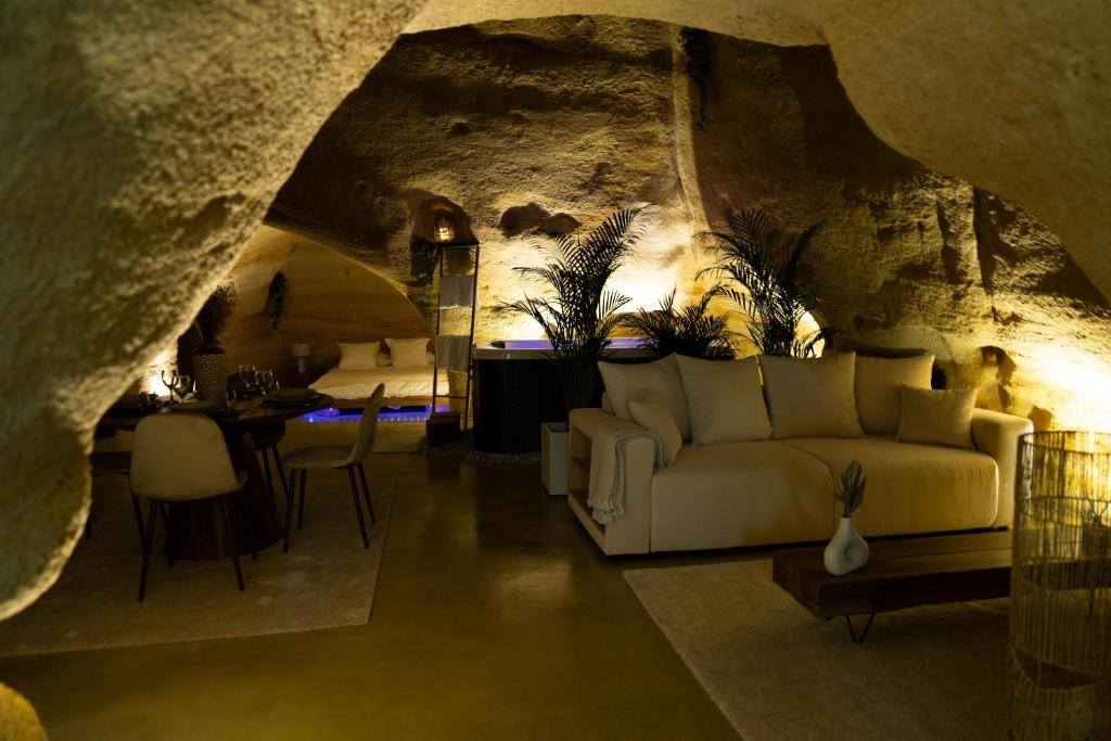Suite troglodyte La Falaise Perdue avec spa privé à Doué-la-Fontaine