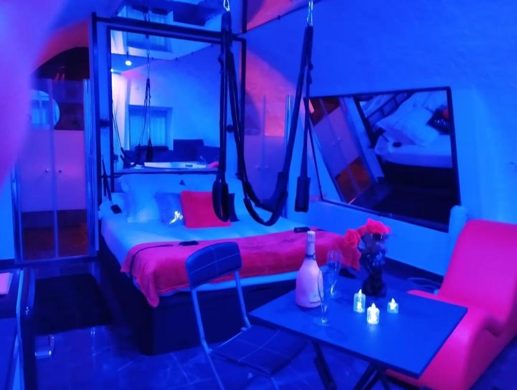 La suite miroir, love room avec jacuzzi à Bouches-du-Rhône, Provence-Alpes-Côte d'Azur