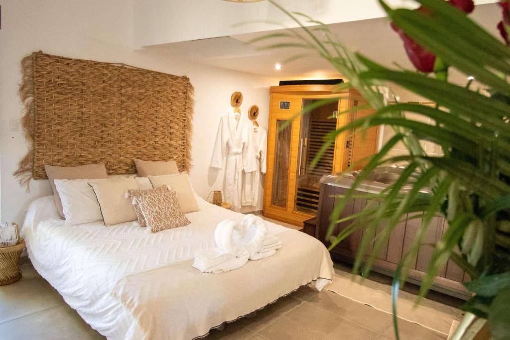 La suite soledad love room jacuzzi et sauna à Hérault, Occitanie