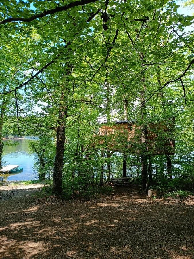 Cabane dans les arbres Les Cabanes au bord du lac dans le Cantal avec terrasse