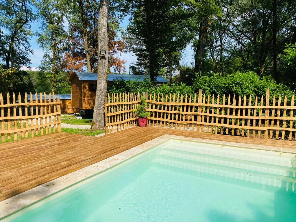 Roulotte Les Roulottes de l Herm Piscine Jacuzzi Perigord en Dordogne