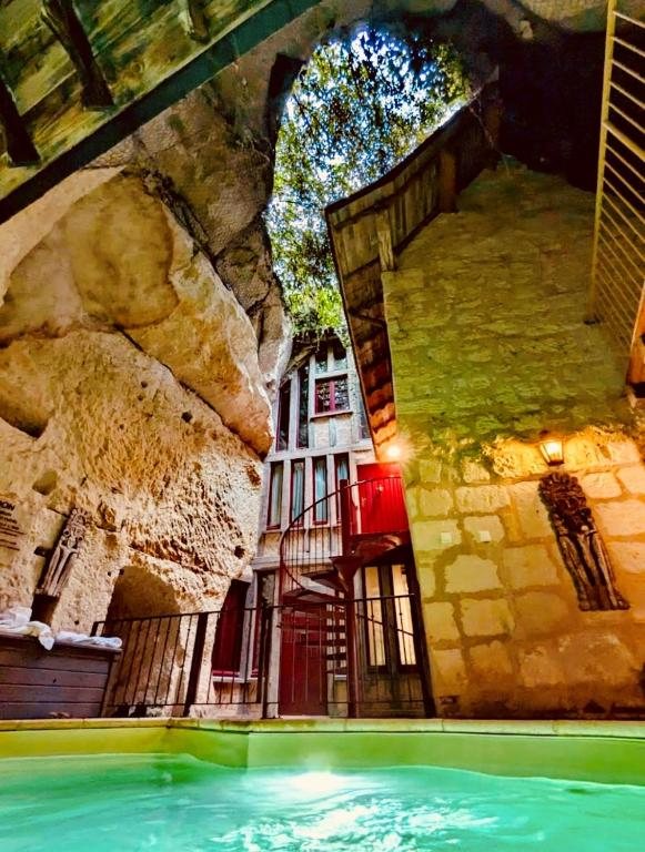Demeure de la Vignole avec piscine troglodytique et spa en option à Turquant
