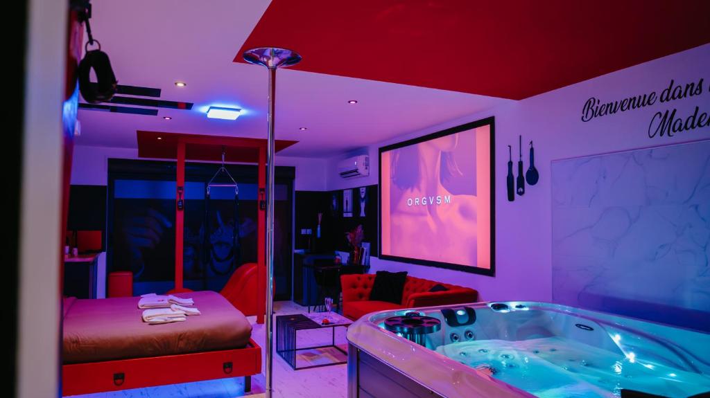 Loveroom Very Good Trip chambre avec jacuzzi privatif à Nord, Hauts-de-France
