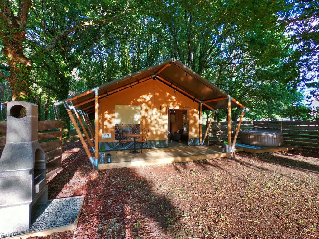 Tente Safari avec bain à remous - Camping La Fortinerie avec espace bien-être, Maine-et-Loire