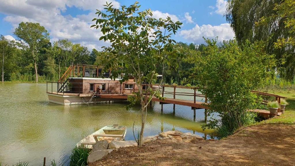 Péniche la belle daisy avec bain à remous en Dordogne