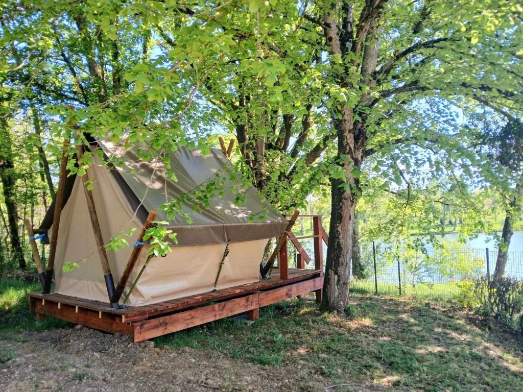 Pilotis du lac avec spa privatif en Occitanie