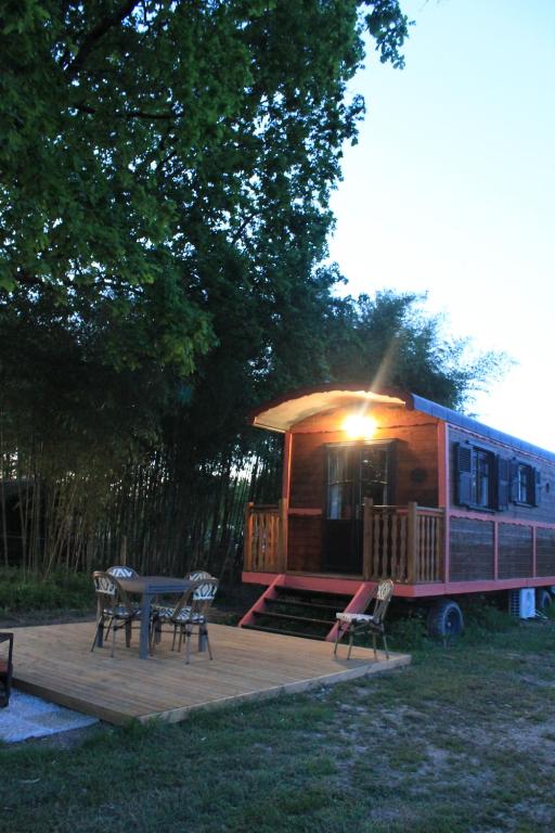 Roulotte de charme avec jacuzzi privé et sauna en Dordogne