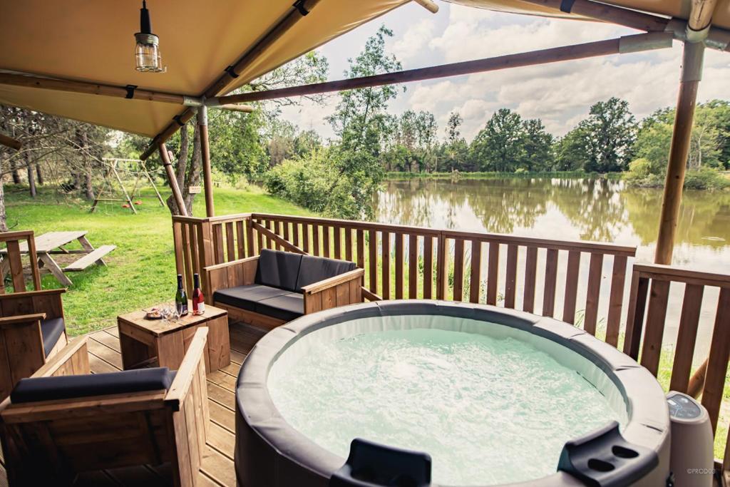 Tente lodge insolite Jacuzzi privatif en pleine nature avec espace bien-être, Allier