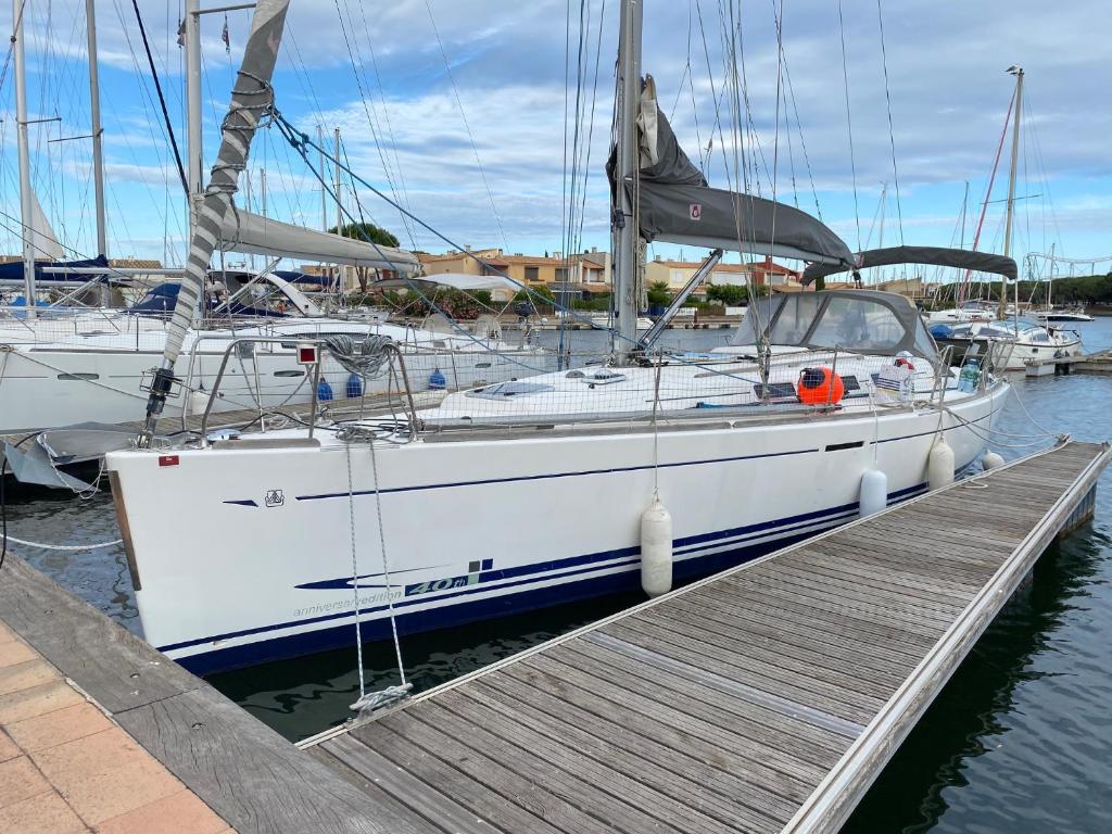 Bateau Voilier hébergement atypique & Navigation dans l’Hérault avec terrasse