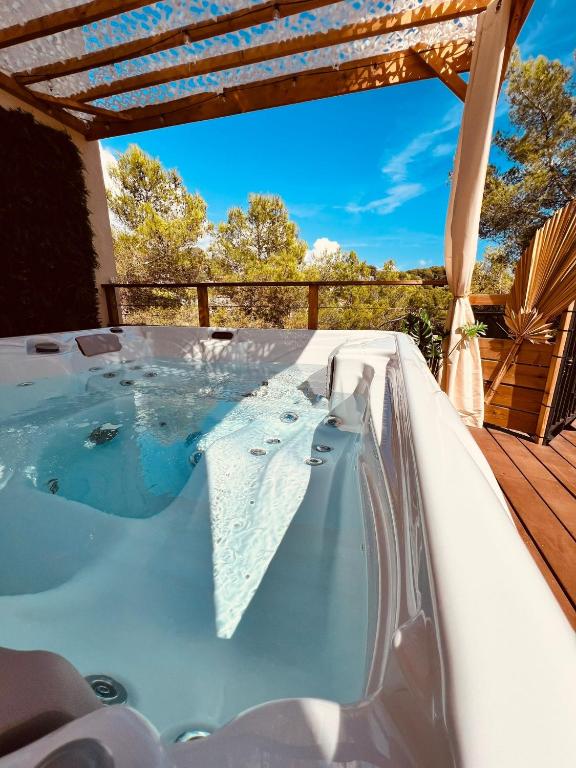 Yourte éco-lodge avec jacuzzi privatif près de Nice