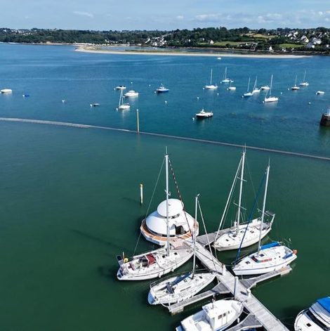 Bateau ANTHENEA Suite Hôtelière Flottante dans les Côtes-d’Armor avec vue mer