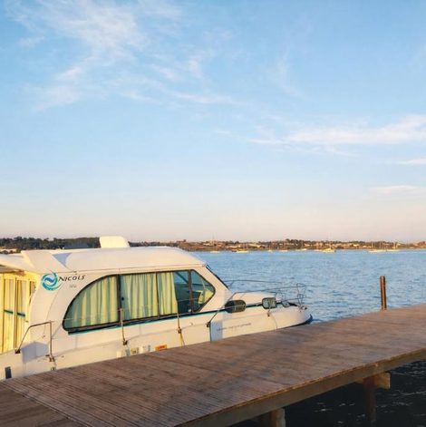 Bateau 6 personnes sans permis terrasse à quai dans l’Hérault
