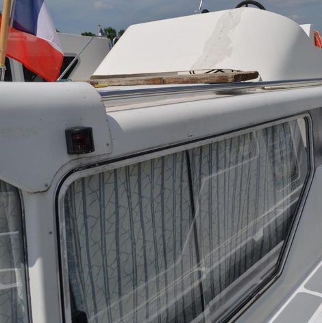 Bateau à quai avec kitchenette dans l’Hérault avec spa privatif