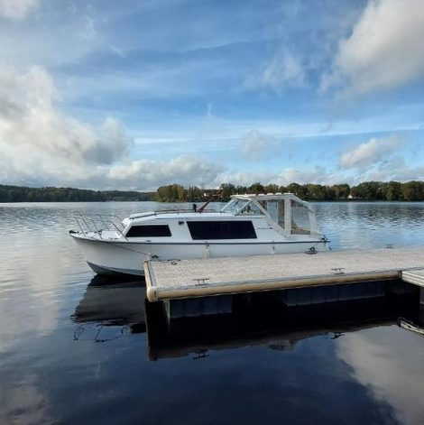 Bateau à quai lac des Settons dans la Nièvre avec vue sur le lac
