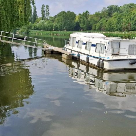 Bateau séjour en bord de Mayenne en Maine-et-Loire avec vue dégagée