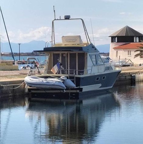 Bateau au Barcarès dans les Pyrénées-Orientales avec terrasse