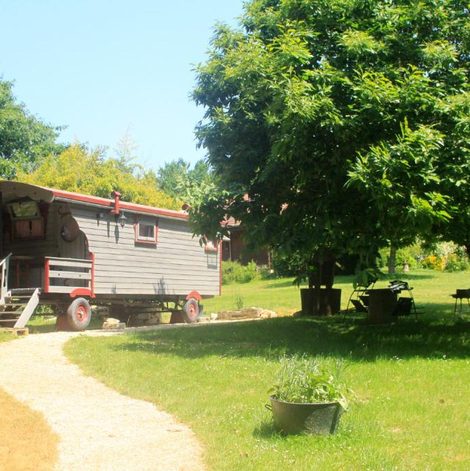 Roulotte Belle Roulotte unique en pleine campagne Au Jardin en Saône-et-Loire avec terrasse