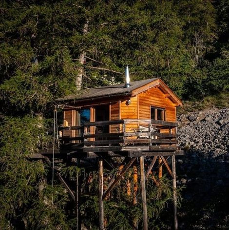 Cabane dans les arbres Cabane pour deux - cabane perchée avec sauna dans les Hautes-Alpes