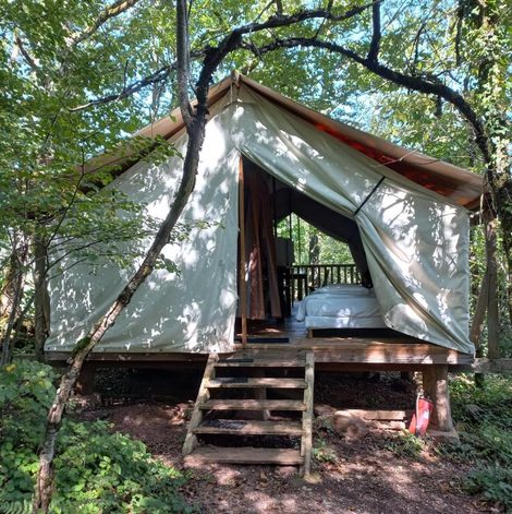 Tente Camping Terre Rouge dans l’Aveyron avec piscine